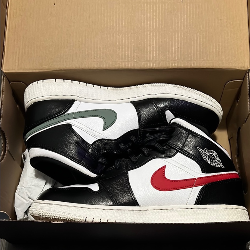 Nike Kids Sneakers Black White Red Green